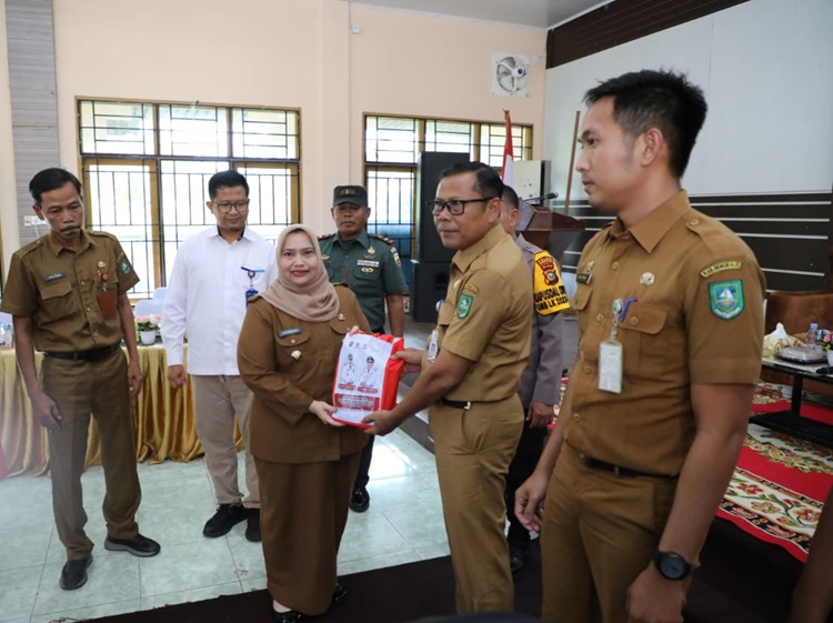 Bupati Kasmarni Bagikan Puluhan Ribu Paket Sembako untuk Warga di 115 Desa