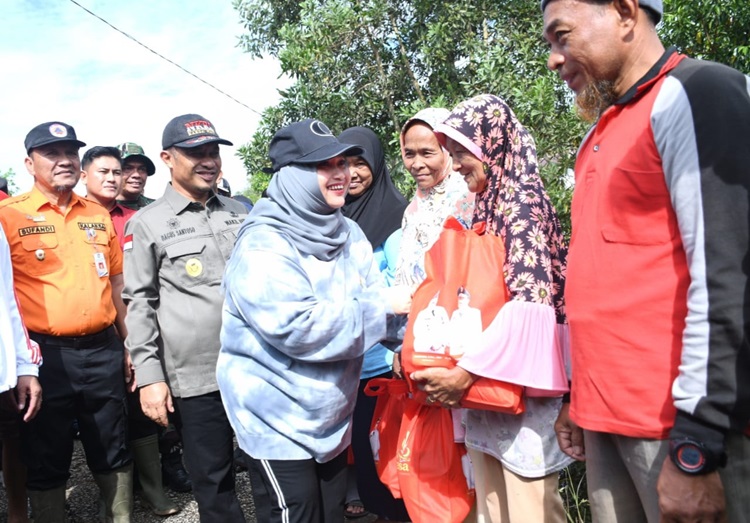 Kunjungi Korban Banjir di Bantan Sari, Bupati Kasmarni Berpesan Anak-anak Harus Tetap Sekolah