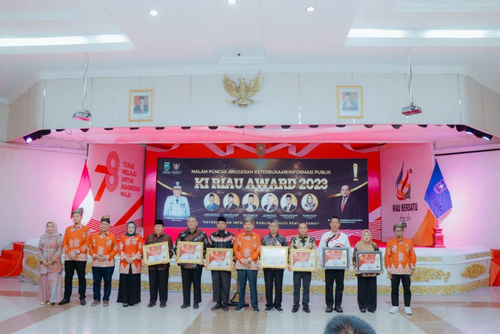 Pemkab Kampar Raih Anugerah KI Riau Award 2023 Kategori Informatif