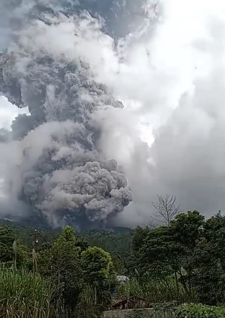 Bukittinggi Dilanda Hujan Abu Vulkanik Gunung Marapi