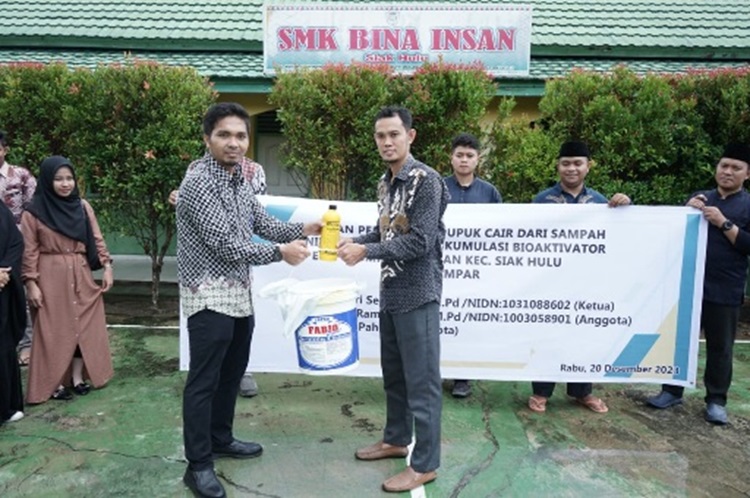 Guru dan Siswa SMK Bina Insan Dilatih Membuat Pupuk Cair dari Sampah Rumah Tangga