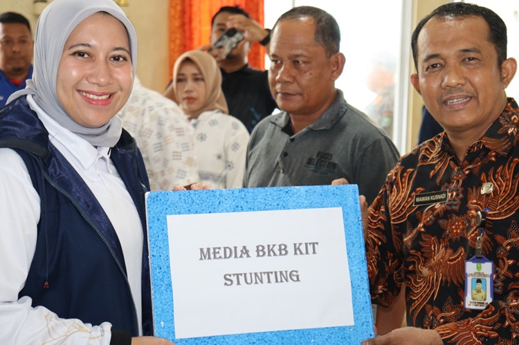 Kunjungan ke Peranap, Bupati Rezita Kunjungi Beberapa Desa dan Serahkan Bantuan