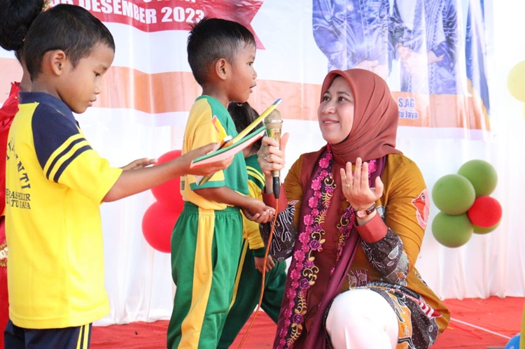 Hadir Ditengah Anak-anak PAUD, Bunda Rezita Senam Sehat dan Potong Tumpeng