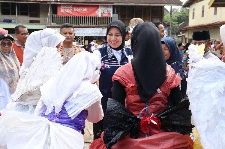 Irama Desa di Batang Peranap, Bupati Rezita Buka Pacu Sampan di Tepian Komang