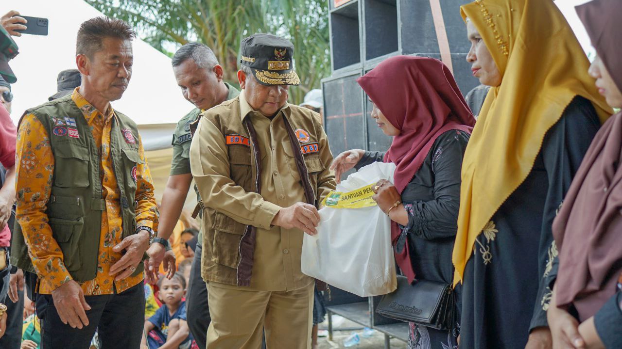 Tinjau Banjir di Kecamatan Rimba Melintang, Gubernur Riau dan Bupati Rohil Serahkan Bantuan 10 Ton Beras
