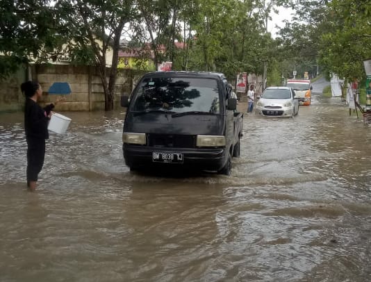 Pj Wali Kota Pekanbaru Minta Warga Terdampak Banjir di Sail Segera Diberi Bantuan