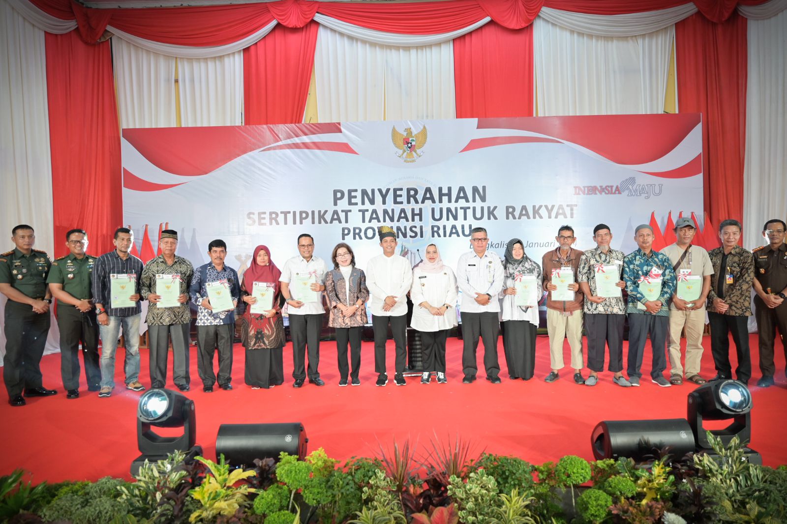 Wakil Menteri ATR/BPN Didamping Bupati Bengkalis Serahkan Sertifikat Tanah Masyarakat