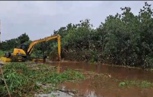 Atasi Banjir di Jembatan Siak IV, Dinas PUPR Riau Turunkan Excavator Amfibi untuk Normalisasi Parit