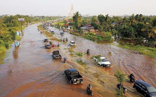 Banjir di Jembatan Siak IV Pekanbaru Semakin Tinggi, Satlantas Blokir Jalan dan Warga Diminta Cari Jalan Lain