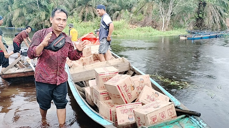 H. Syahrul Bantu Ratusan KK Terdampak Banjir di Sungai Ara dan Rangsang