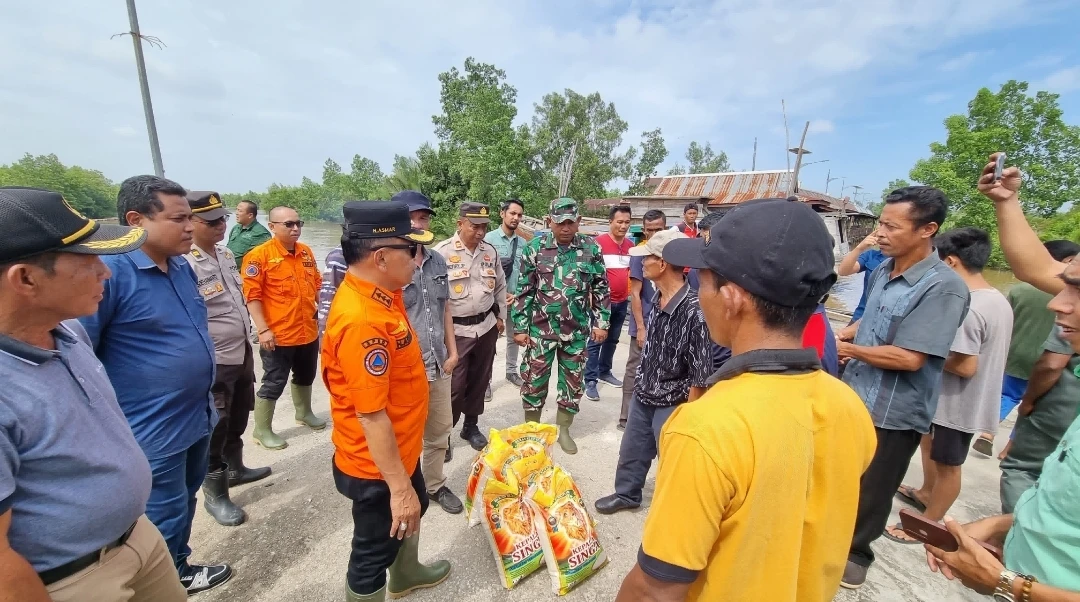 Plt Bupati Meranti Beri Bantuan 441 Warga Terdampak Banjir di Kecamatan Pulau Merbau