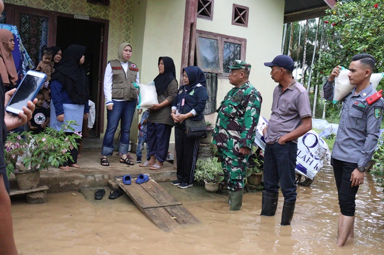 Bupati Rezita Tinjau dan Bagikan Sembako Bagi Korban Banjir di Sejumlah Wilayah