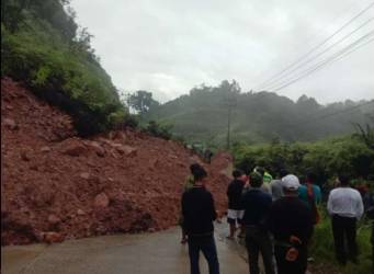 Kembali Jumat Subuh Longsor Terjadi di Tanjung Alai, Jalan Lintas Sumbar-Riau Lumpuh