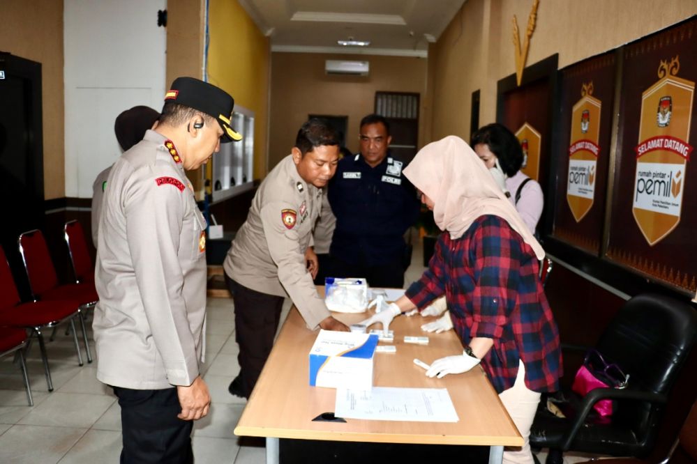 Cegah Penyalahgunaan Tugas Dalam Menjaga Logistik Pemilu, 14 Polisi Piket di KPU Dites Urine