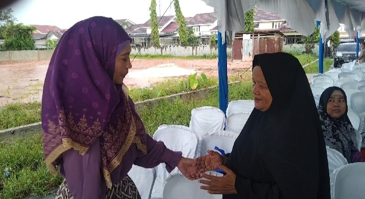 Ibu Desmiati Membuat Hj. Yuliawati Teteskan Airmata, Ada Apa?