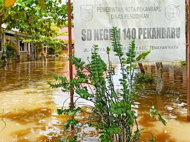 Gedung Sekolah Dasar di Pekanbaru Terendam Banjir, Siswa Diizinkan Belajar Daring