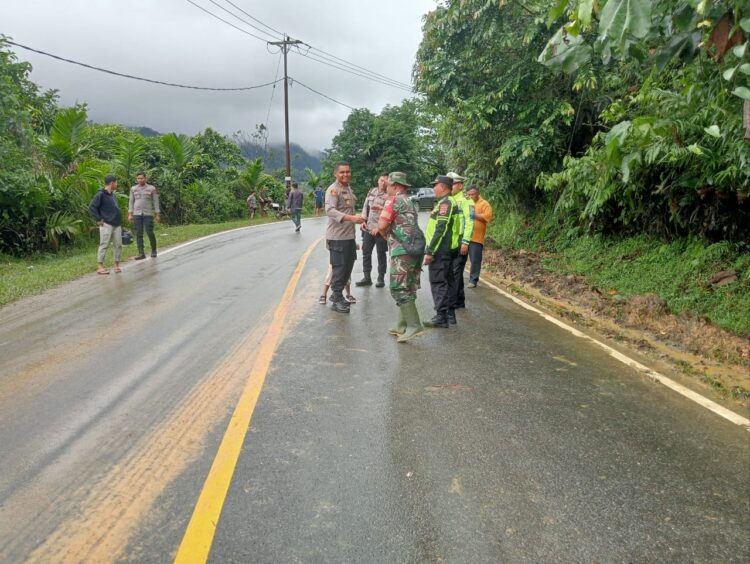 Sempat Longsor Rabu Pagi Tadi, Saat Ini Jalan Lintas Sumbar-Riau Sudah Bisa Dilintasi