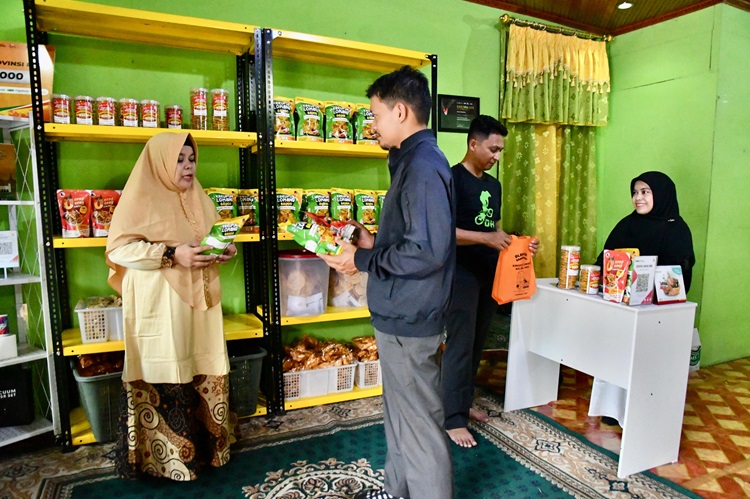 Owner Kerupuk Lomang Balado ini Akui BRK Syariah Ikut Berperan Dalam Promosi Produknya
