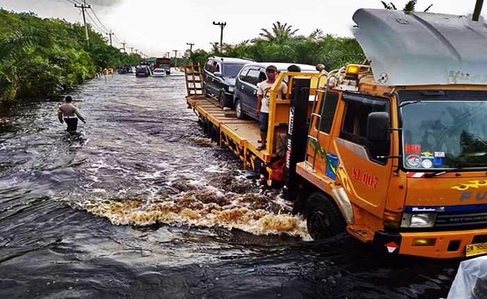 Agar Tidak Banjir, Gubernur Riau Ajukan Peningkatan Kualitas Jalan Lintas Timur ke Kementerian PUPR