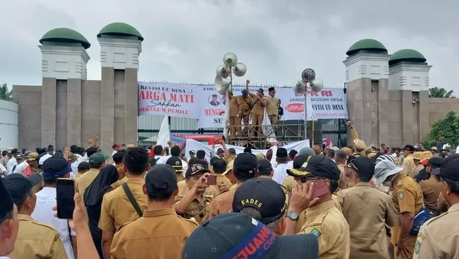 Demo Perangkat Desa di DPR RI Ricuh, Massa Bakar Spanduk dan Lempar Batu