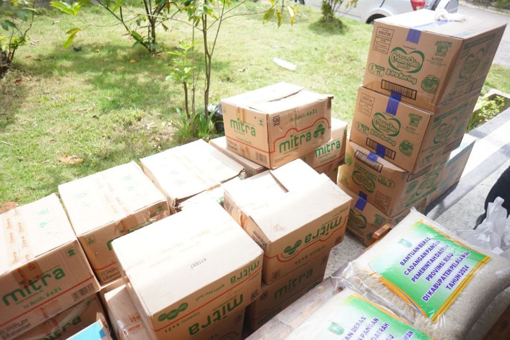 Pemprov Riau Salurkan Bantuan 10 Ton Beras, Selimut dan Susu untuk Korban Banjir di Pelalawan