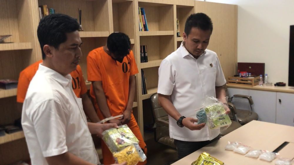 Polda Riau Tangkap Dua Pengedar 2 Kg Sabu, Ribuan Ekstasi Terungkap Saat Beli Martabak Juragan Pekanbaru