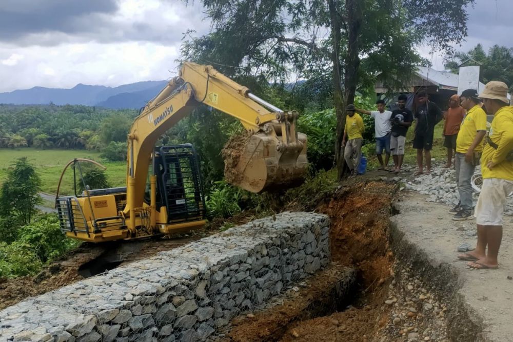 Antisipasi Longsor, Sejumlah Ruas Jalan di Kampar dan Kuansing Dibangun Bronjong