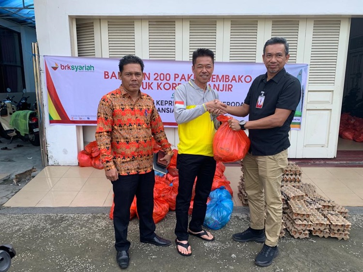 BRK Syariah Salurkan 200 Paket Sembako Untuk Korban Banjir di Rohil