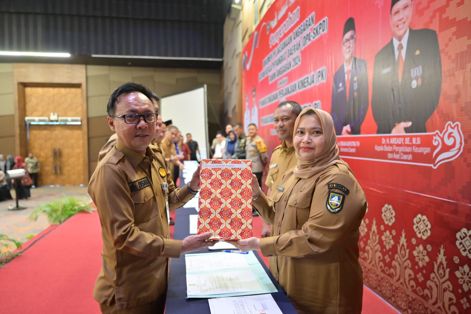 Serahkan DPA-SKPD TA 2024, Bupati Kasmarni Tegas dan Ingatkan Para Kepala Perangkat Daerah
