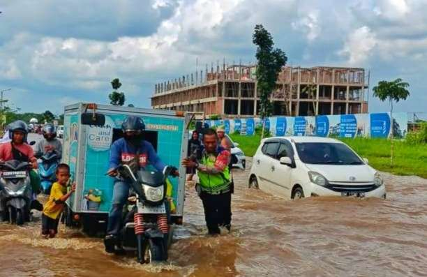 Rusak Parah Diterjang Banjir, Dinas PUPR Riau Segera Perbaiki Jalan Sudirman Ujung Jembatan Siak IV Pekanbaru