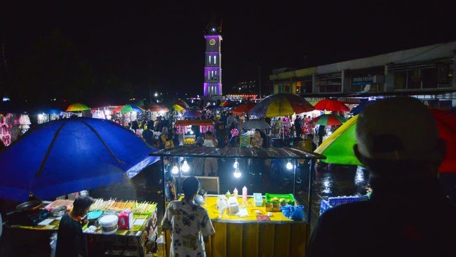 Sempat Dilanda Erupsi dan Hujan Lebat, Ribuan Wisatawan Tetap Rayakan Malam Tahun Baru di Jam Gadang Bukittinggi