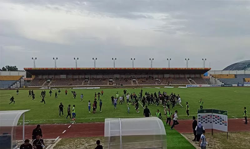 Kalah Dari Nusantara United, Suporter PSPS Riau Ngamuk Rusak Baleho dan Baku Hantam dengan Petugas
