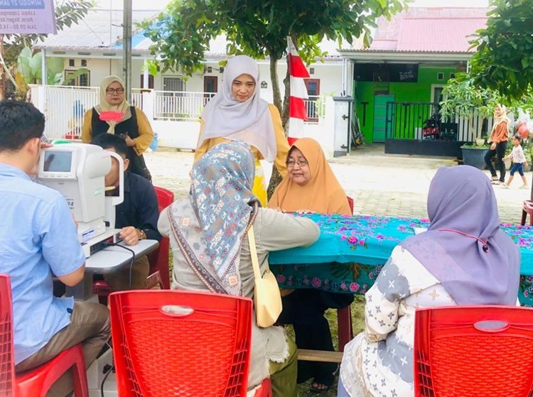Terkesan Kebaikan dan Keramahannya, Mak Ati Doakan Hj. Yuliawati Selalu Sukses