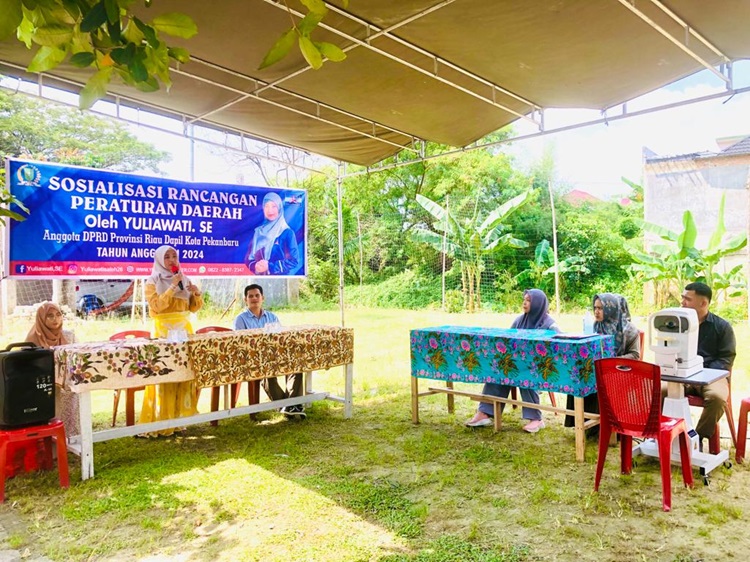 Peduli Kesehatan Masyarakat Pekanbaru, Hj. Yuliawati Gelar Pemeriksaan Mata Gratis
