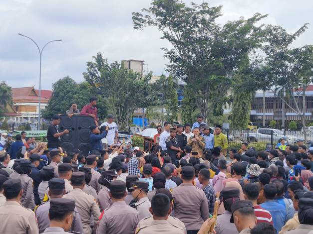 Ancam Akan Tidur di Kantor Gubernur, Ratusan Massa Geruduk Kantor Gubernur Riau Tuntut Mafia Tanah