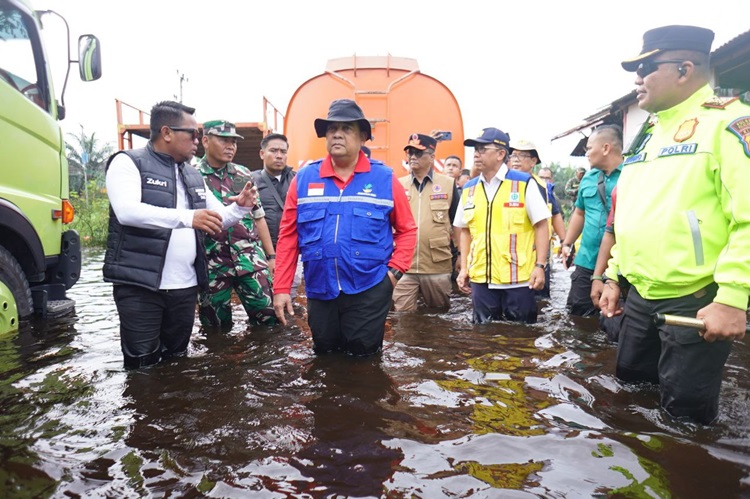 Tak Ada Keraguan Apalagi Takut, Gubri dan Bupati Zukri Susuri Lokasi Banjir di Jalintim