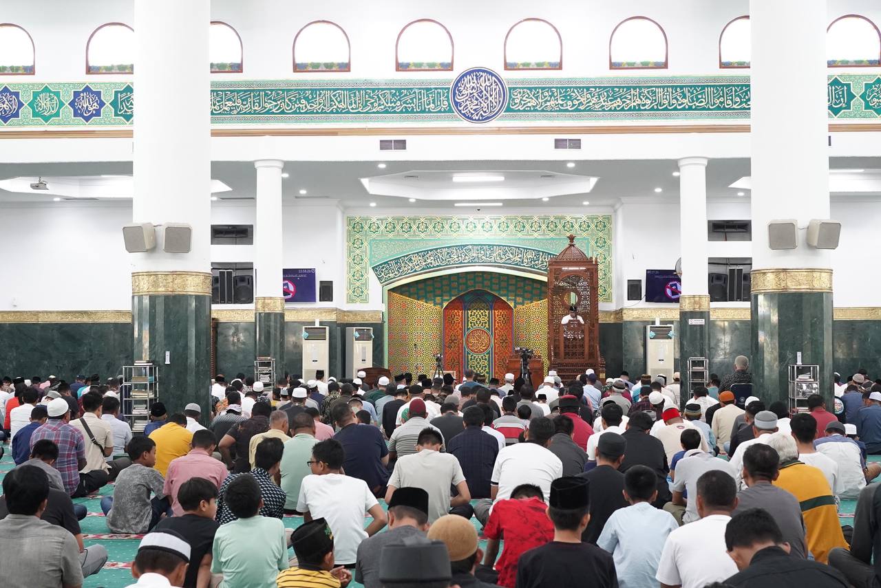 Sholat Jumat Bersama Gubernur Riau, Ribuan Jemaah Padati Masjid Raya Annur
