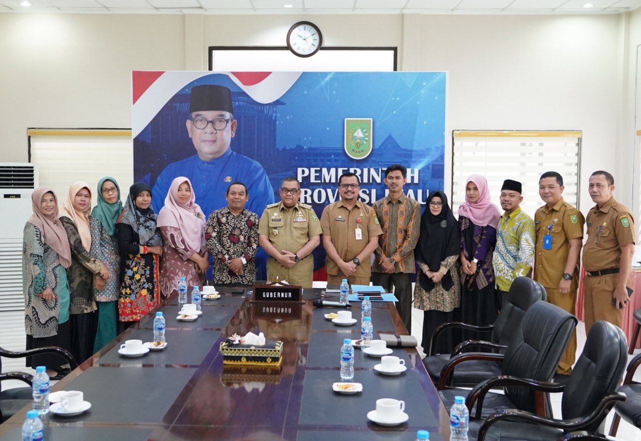 Audiensi Dengan Guru Relokasi Riau, Gubri: Laporkan ke Saya, Jika Dalam Penempatan Ada Bayaran