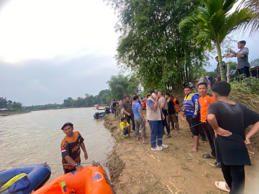 Perahu Terbalik di Sungai Gelombang Kampar, Seorang Bocah Tenggelam Saat Dengan Orang Tuanya