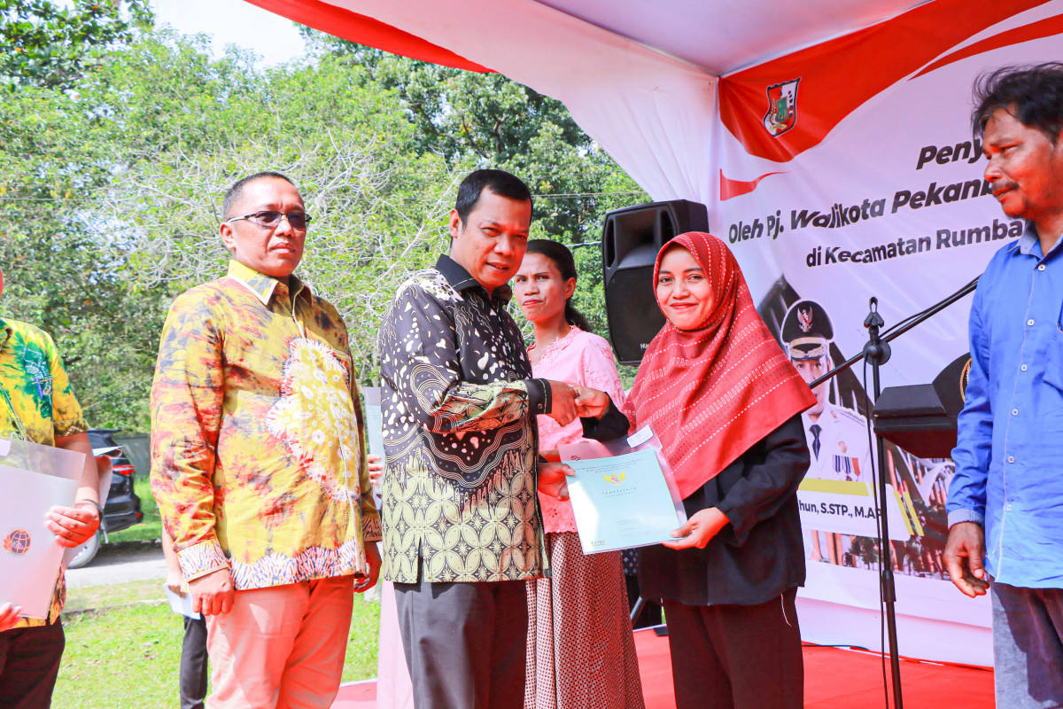 Pj Wali Kota Pekanbaru Serahkan 574 Sertifikat PTSL ke Warga Rumbai Barat