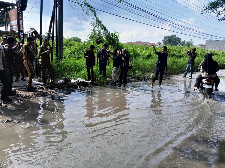 Pj Walikota Pekanbaru Tinjau 4 Titik Jalan Rusak