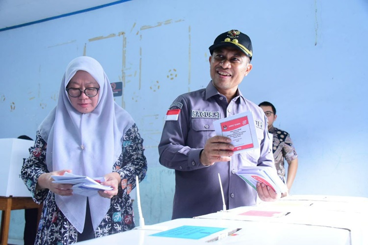 Wakil Bupati Bengkalis Salurkan Hak Suaranya di TPS 10 Desa Wonosari