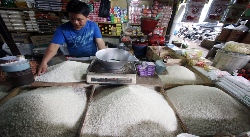 Masyarakat Indonesia Menjerit Harga Beras Melambung, Stok di Pasar Tradisional dan Ritel Langka