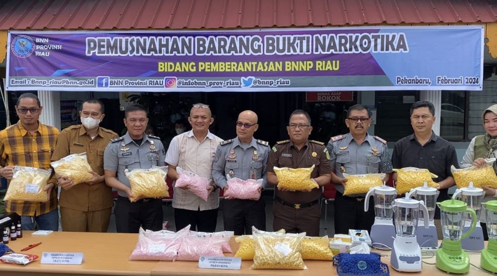 BNN Riau Tangkap MH dan AA Jaringan Narkoba Internasional, BB Ribuan Ekstasi Merk Firaun