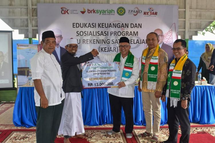 BRK Syariah dan OJK Riau Sosialisasikan Program Kejar dan Salurkan Bantuan Masjid Ponpes Darul Fikri