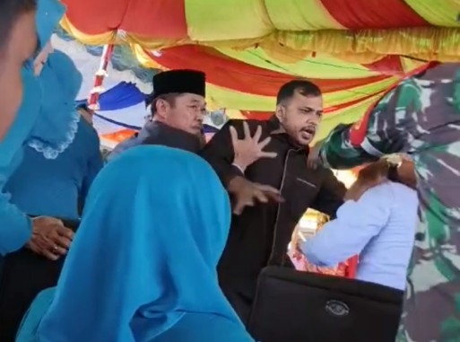 Breaking News- Viral Video Bupati Rohil dan Wakil Bupati Berkelahi Saat Pelantikan Kepala Desa
