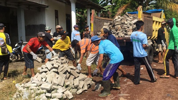 Waduh! Karena Kalah, Caleg di Jawa Timur Bongkar Bantuan Paving Block