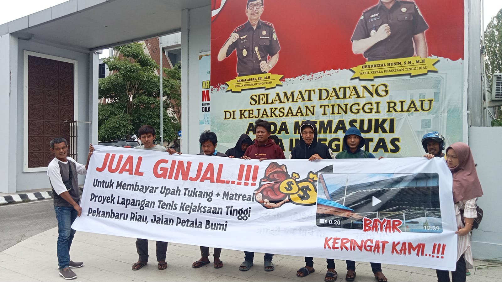 Gelar Aksi di Gerbang Kejaksaan Tinggi Riau, Sejumlah Pekerja Proyek Lapangan Tenis Tuntut Pembayaran Upah