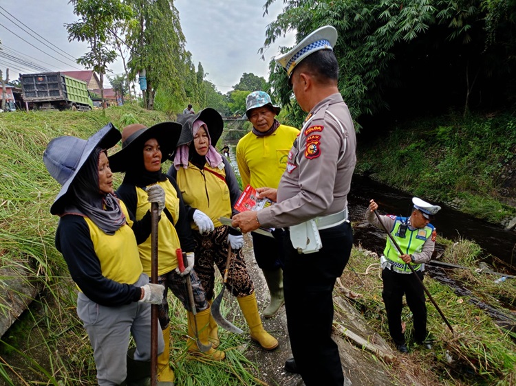 Sembari Gotong Royong Personil Ditlantas Polda Riau Sampaikan Pesan Kamseltibcarlantas dan Pemilu Damai