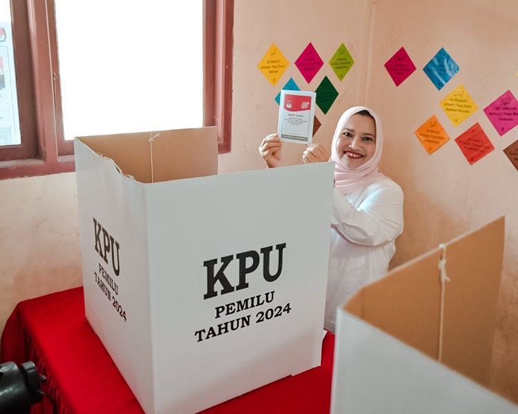 Bupati Kasmarni Mencoblos di TPS 03 Muara Basung Pinggir